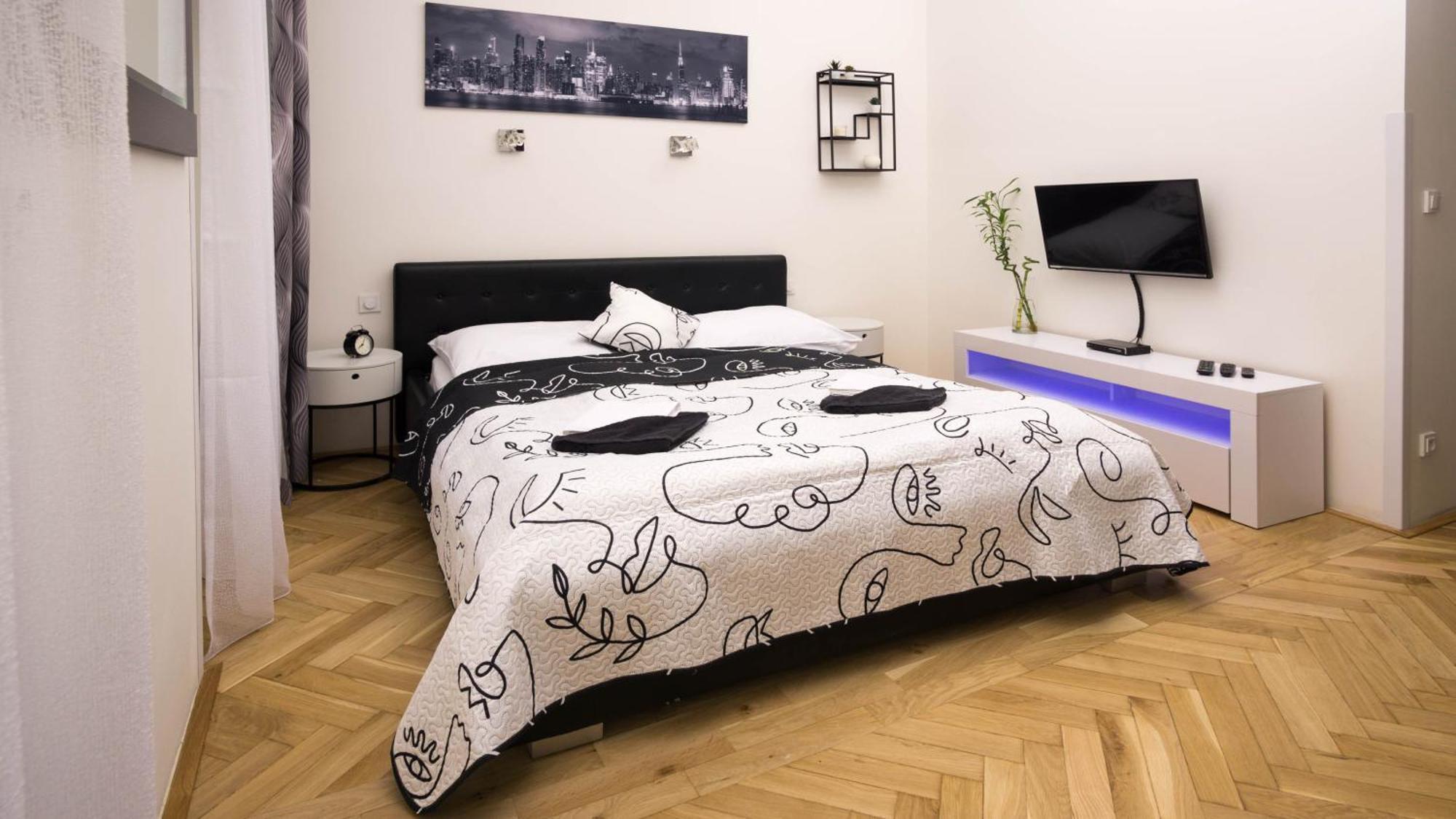 Black & White Apartment Prague By Wenceslas Square And Muzeum * Prag